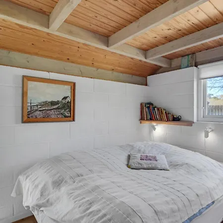 2 Bedroom Awesome In Holiday home Humble